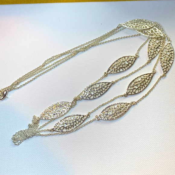 Beautiful double layers vintage silver toned necklace with leaves pattern - Picture 1 of 4